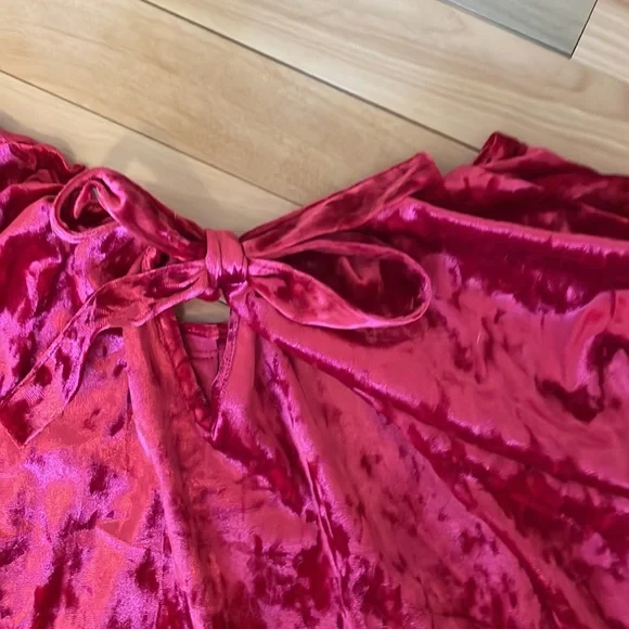 Last day 💔
chic boho velvet top - Picture 10 of 12